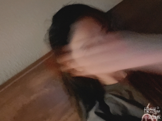 吴宣仪晒六宫格素颜美照 皮肤水嫩白皙状态超好