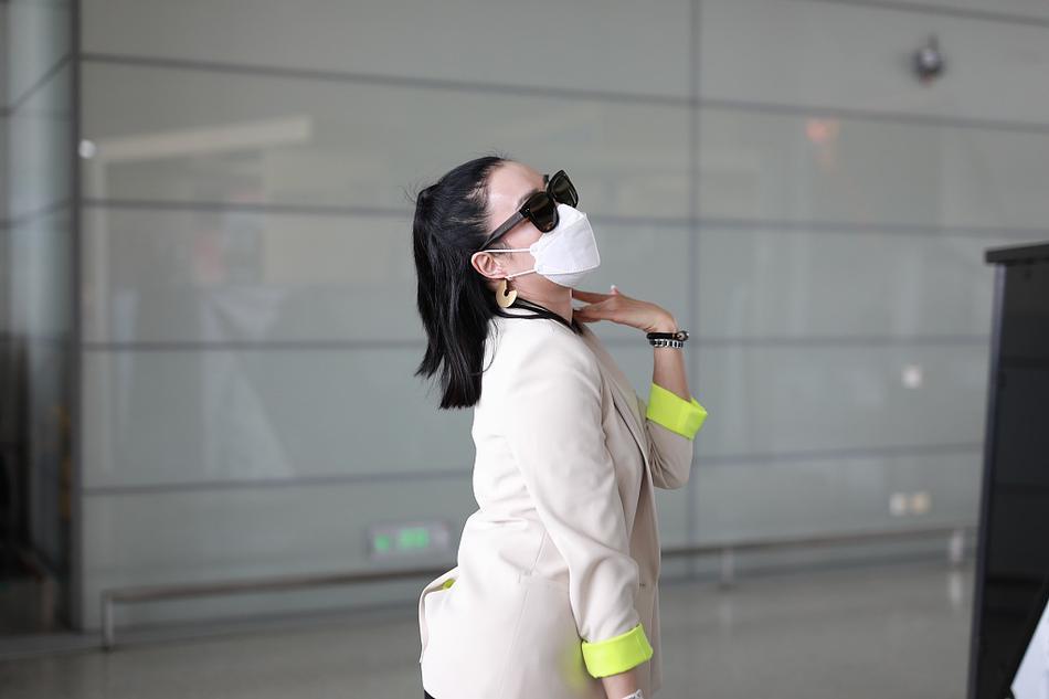 魔性十足!钟丽缇机场教大叔跳无价之姐 这舞蹈太上头了