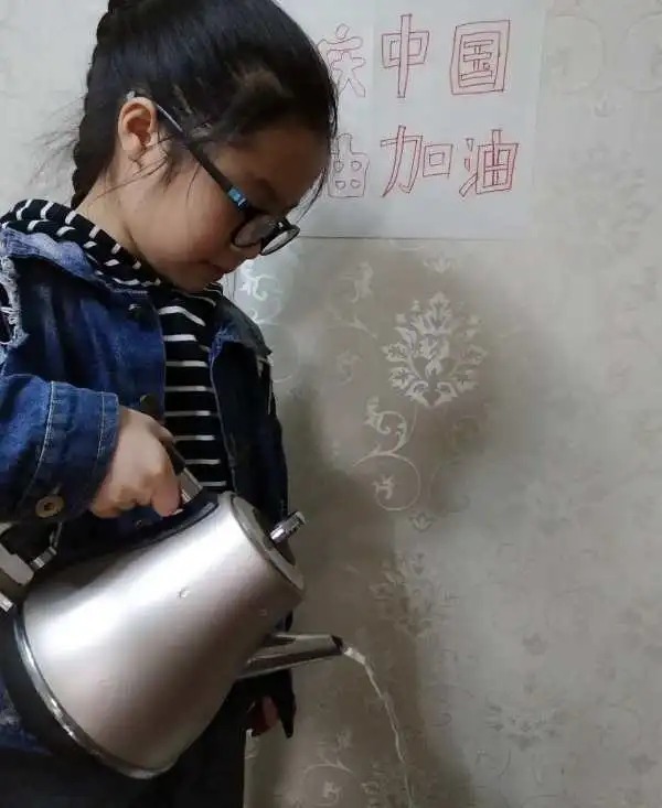 隔空照丨那个不让记者播自己姓名的90后，和妈妈同框啦！