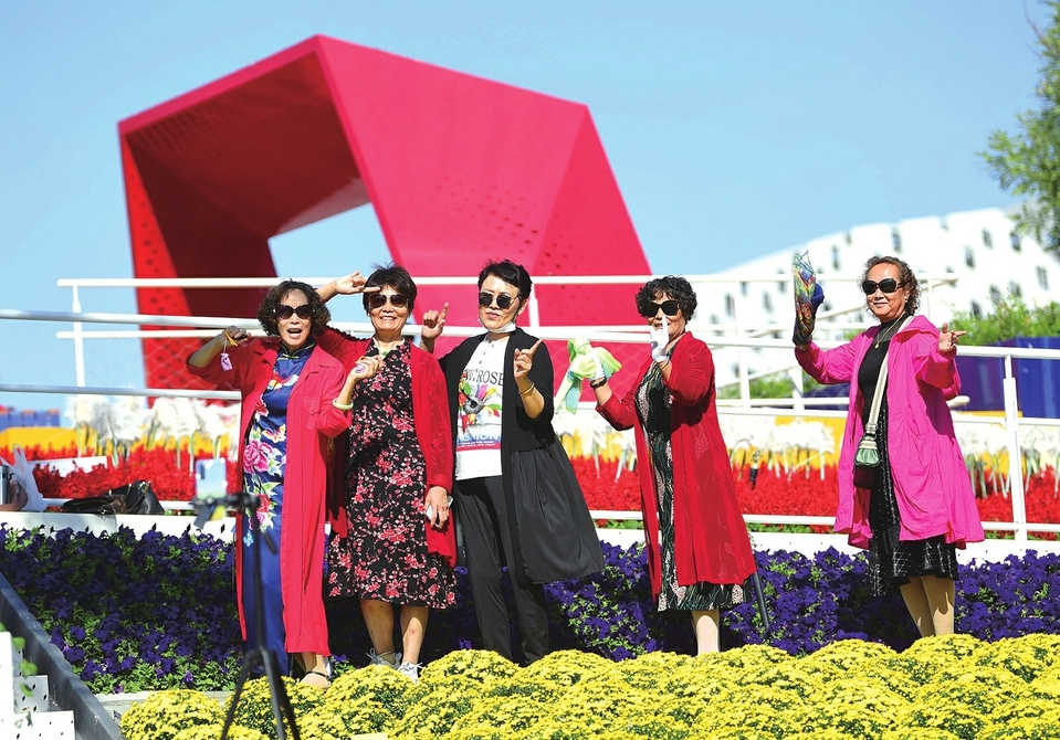 济南：国庆氛围浓 最爱中国红