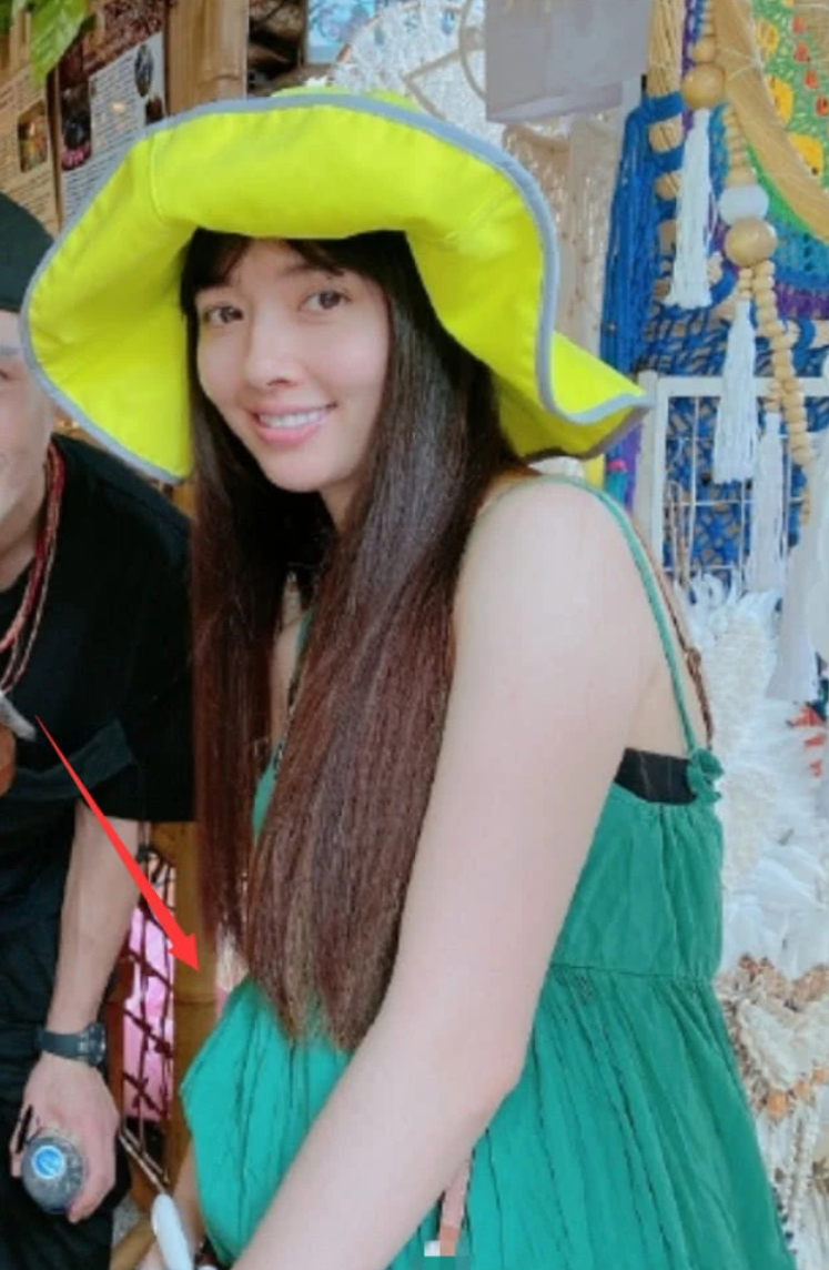 【吃瓜】郭碧婷再被疑怀孕 旅行照穿的宽松也有凸起孕味十足