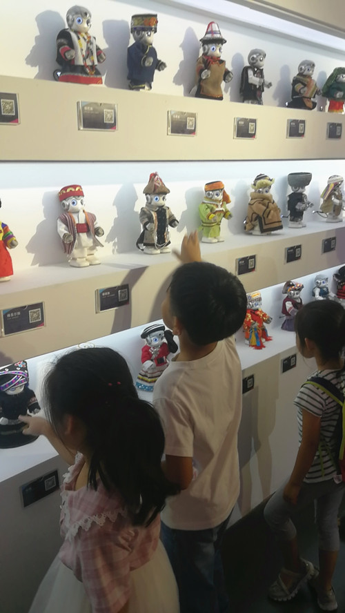 机器人唠嗑 平衡车买菜 来文博会，1秒穿越到未来家居