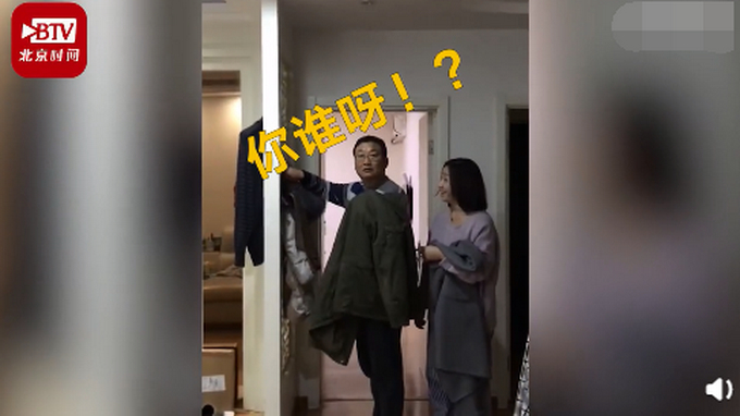 留学生女儿突然回家爸爸表情亮了，网友：开始觉得好笑后来却鼻酸