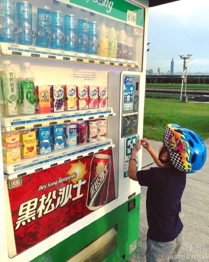 林志颖带儿子过周末,双胞胎骑车累了自己买饮料喝|林志颖带儿子过周末 双胞胎骑车累了自己买饮料喝