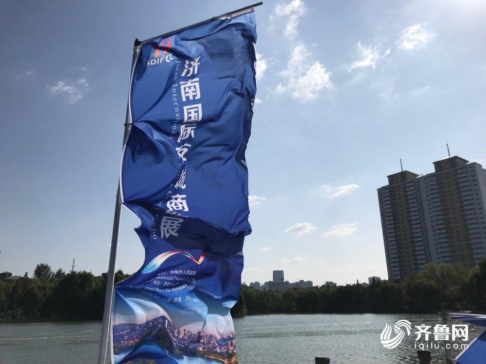 来大明湖超然楼逛展啦！济南国际友城商品展15日开幕