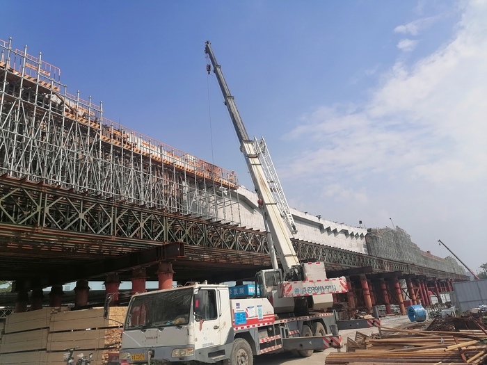 济郑高铁跨越经十西路连续槽型梁加速施工