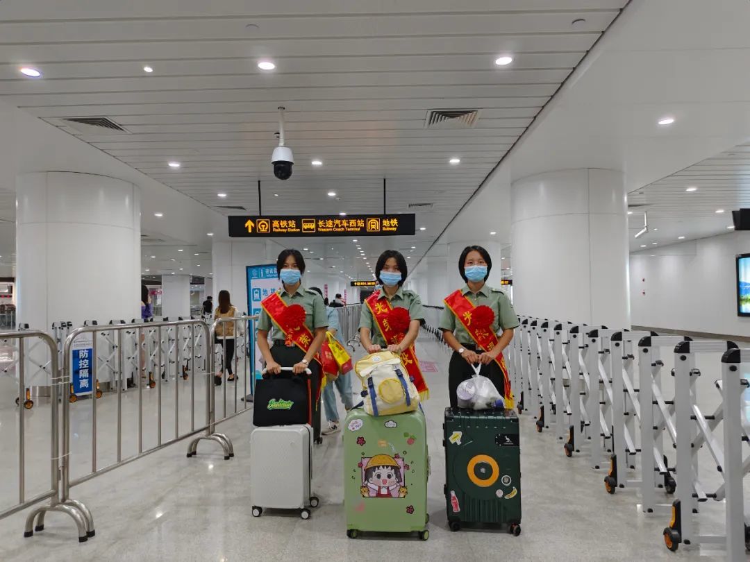 央媒集体点赞！高铁救人的退伍女兵找到了