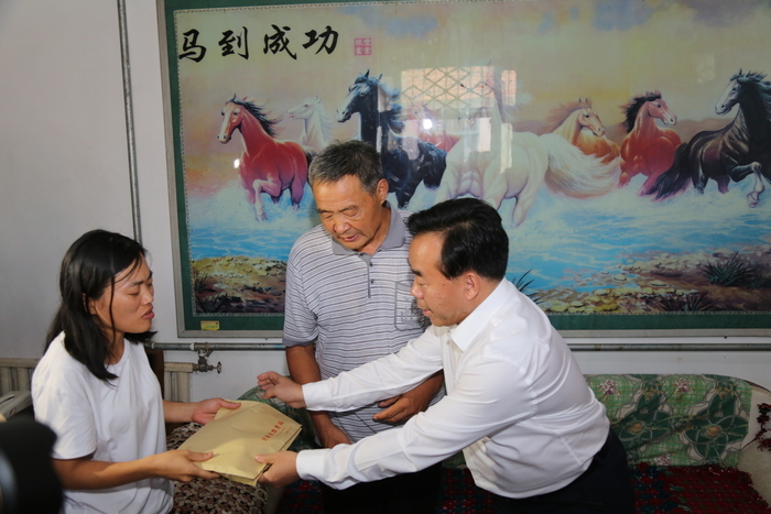 济南市教育局看望慰问救人身亡教师伦学东家属 已报请追授为“济南市道德模范”