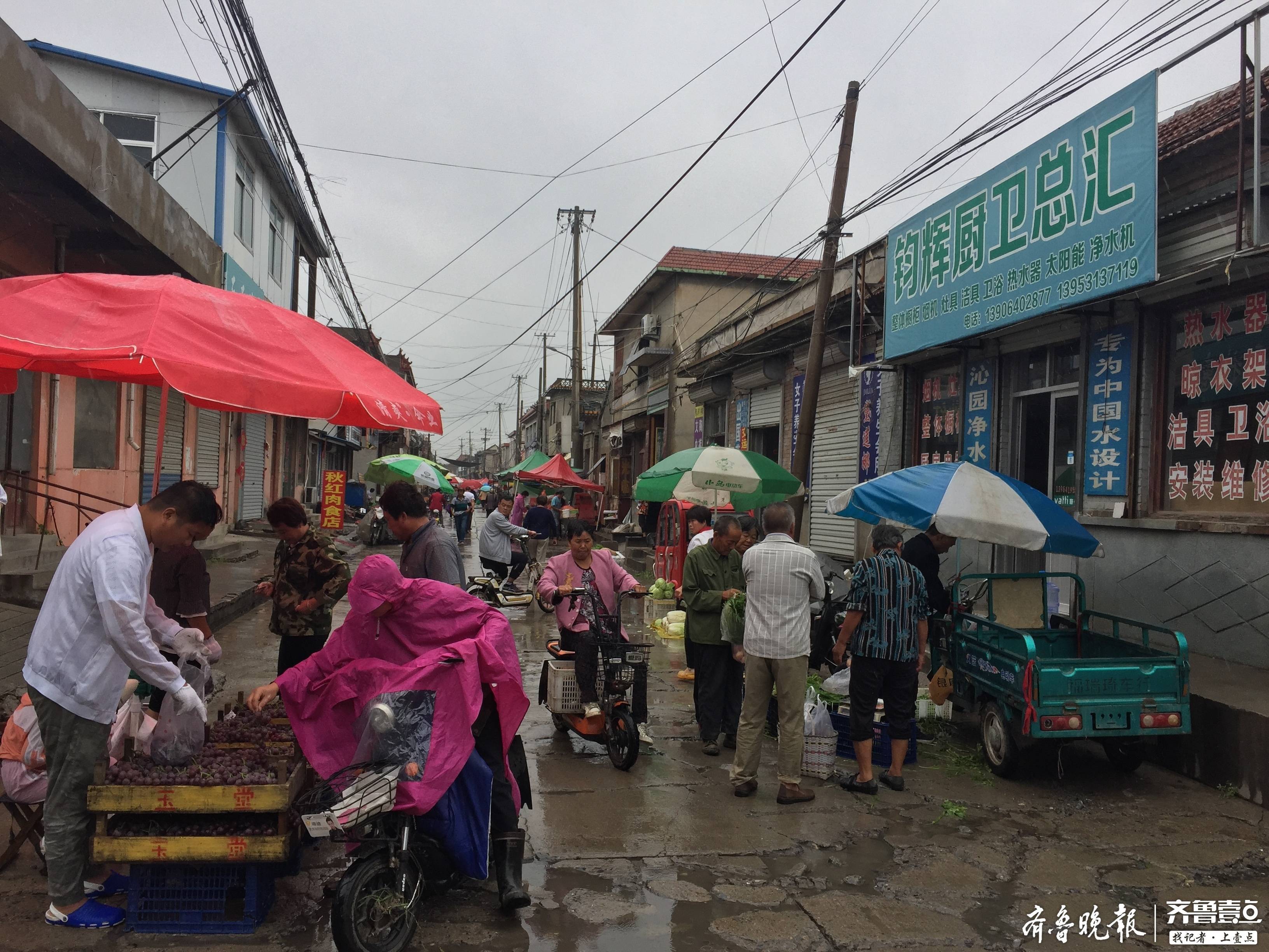章丘回村：400余吨沙子筑成防水墙，积水退去集市如约开放