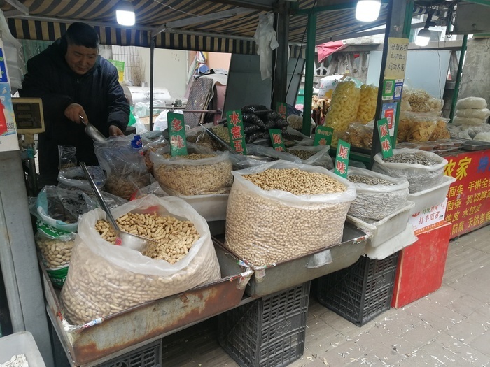 兔年春节将至 济南炒货市场迎来热销