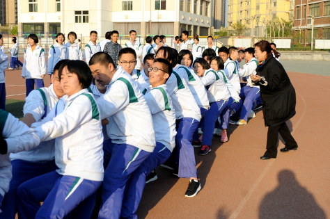 团结就是力量!济钢高中高一级部举行班级拔河比赛