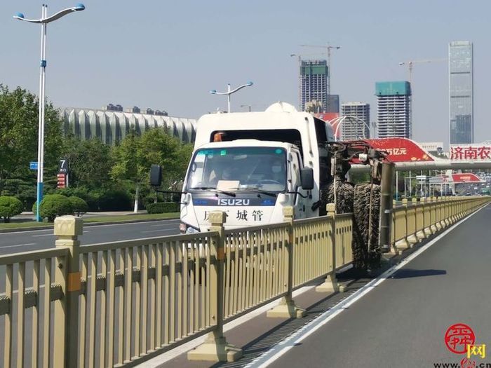 扮靓城市家具，提升城市品质，济南城管掀起爱国卫生运动热潮，干干净净喜迎五一