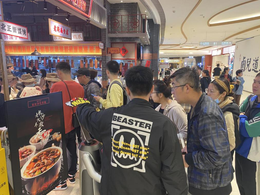 假期消费热情高涨，猎豹商场机器人多重优惠助济南市民逛吃再省一笔