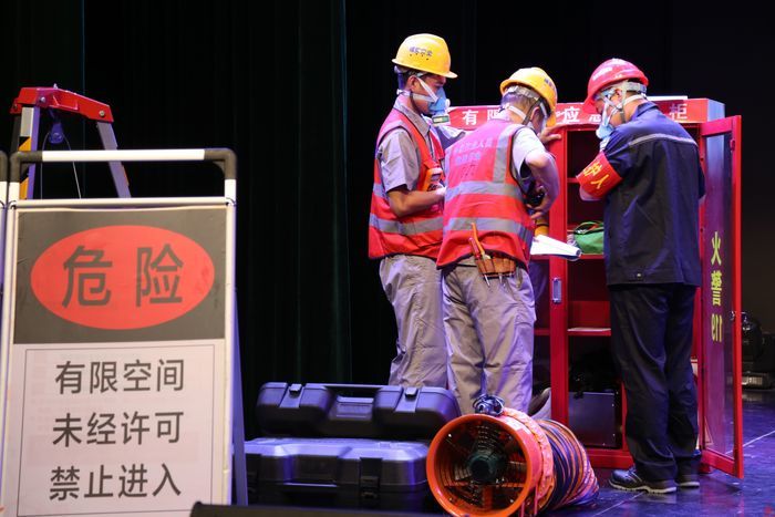 济南市工贸行业有限空间安全管理舞台剧《底线》首场展演在市中区举行