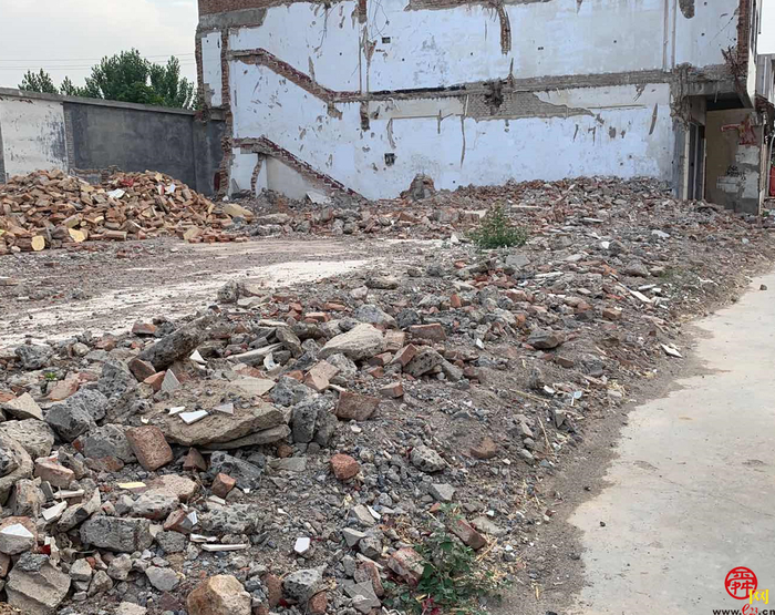 【啄木鸟在行动】章丘区农民公寓附近建筑垃圾裸露 易产生扬尘