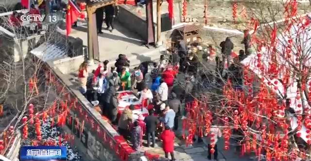 火龙表演辞旧岁 逛年货市集喜庆热闹