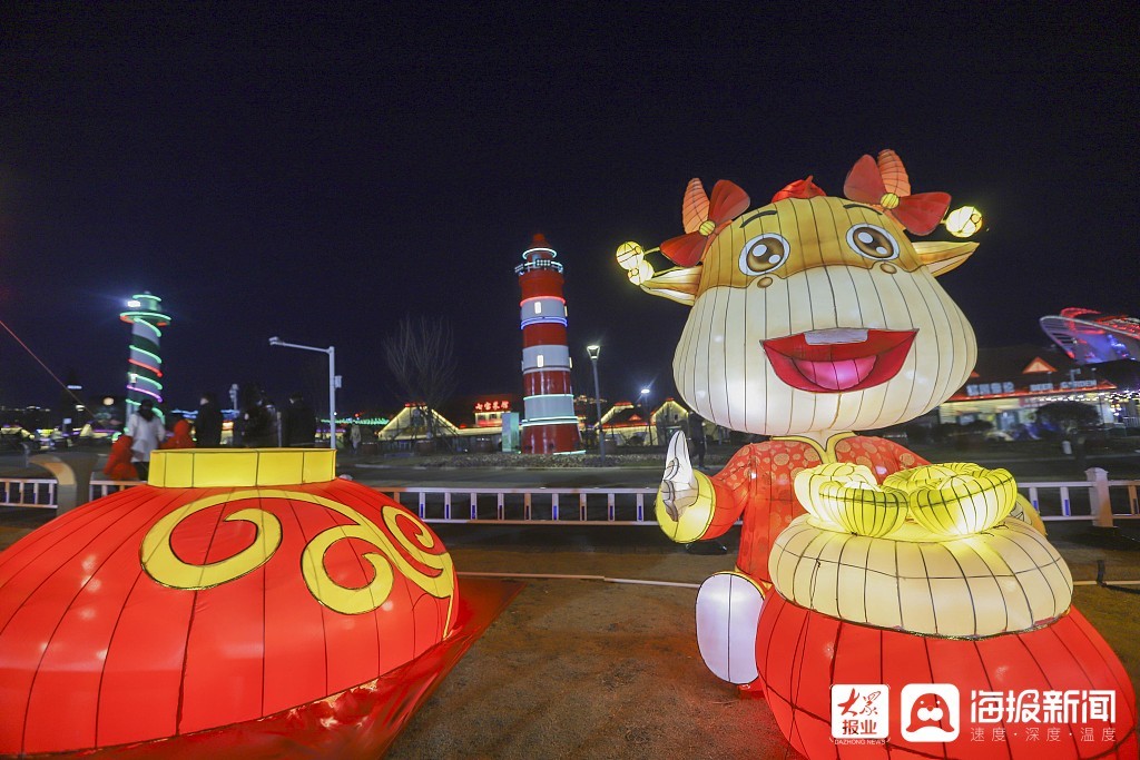 青岛：迎春花灯美轮美奂 市民观赏其乐陶陶