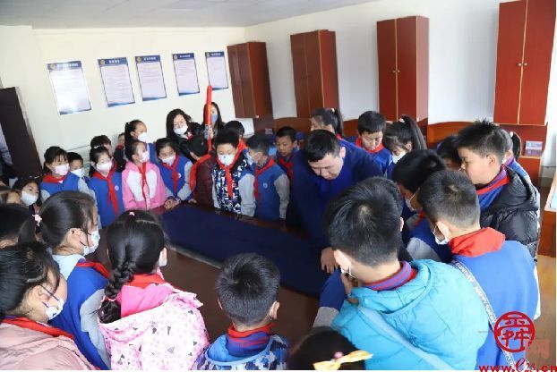济南育秀中学小学部四（5）中队开展“红领巾牵手火焰蓝，雷锋精神代代传”消防安全主题活动