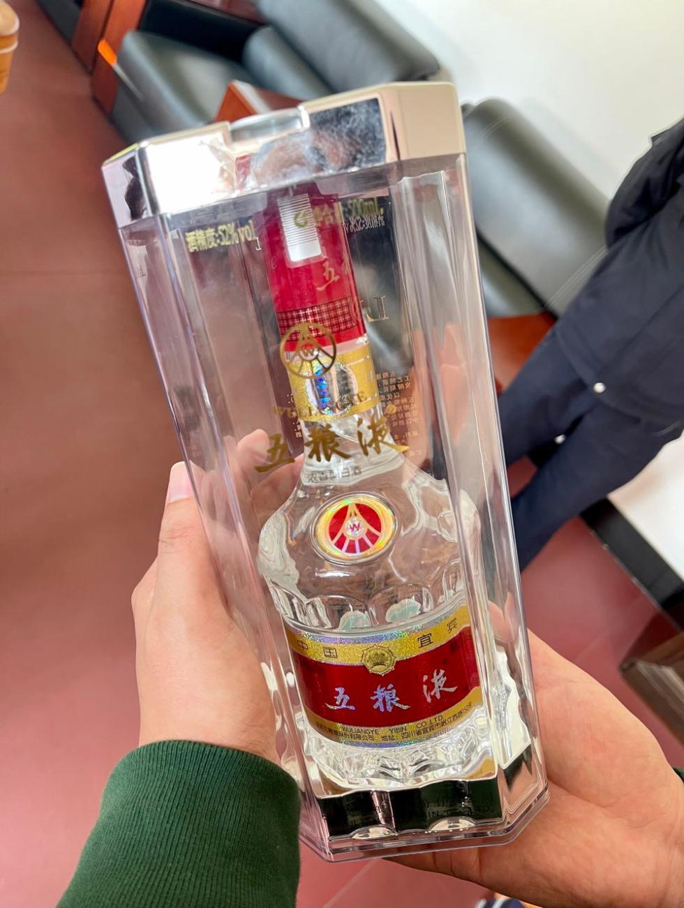 一个空瓶卖数百元甚至上千元！真瓶装散酒变“茅台”