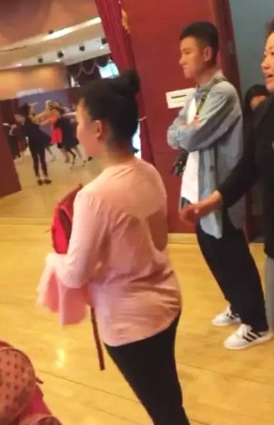 文章探望女儿练舞神情紧张 马伊琍未现身陪同