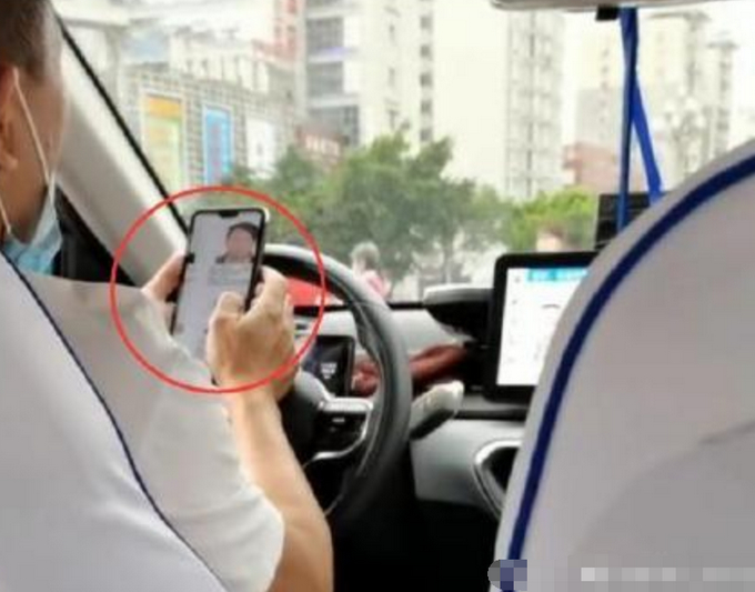 哭笑不得！男子上车后发现司机翻看“通缉犯悬赏名单” 网友神评论