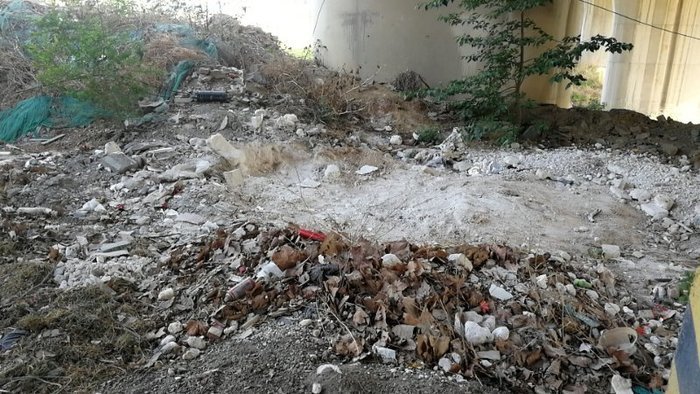 【啄木鸟在行动】槐荫区大杨旧货市场附近高架桥沿线垃圾裸露