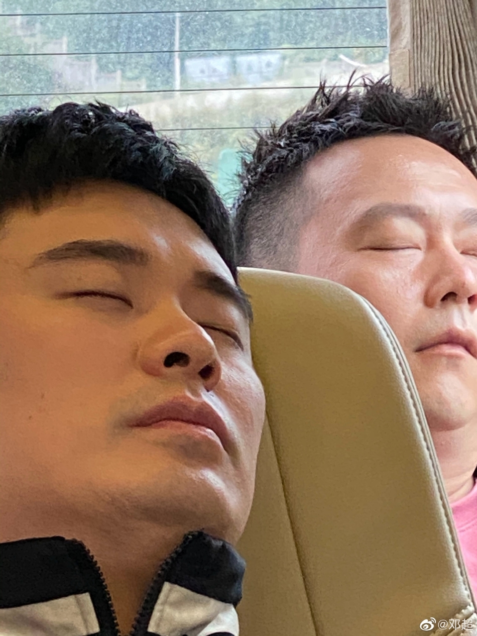 邓超|邓超晒节目路透照 偷拍鹿晗陈赫车内睡觉画风搞笑