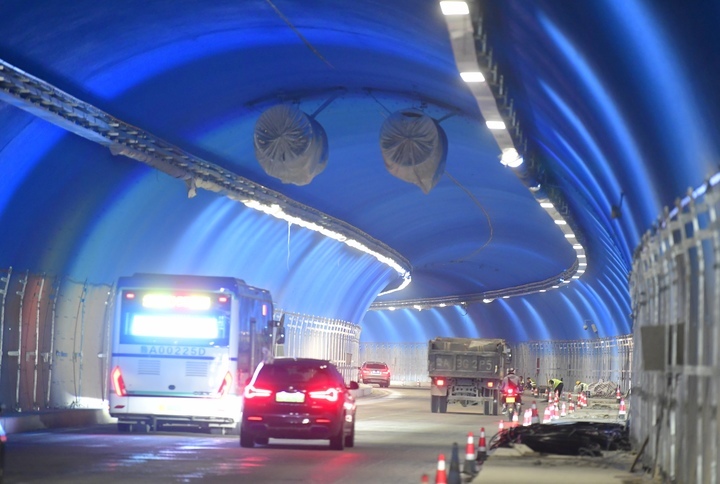 开元隧道拱顶开始大面积喷涂“泉之蓝”，济南将新添梦幻蓝隧道