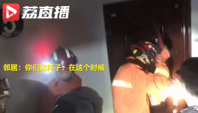 消防破门救人被邻居嫌吵，消防员急了：人家命都要没了！