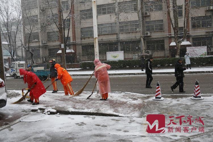 文明济南经得起大雪检阅 因为有人一直在行动
