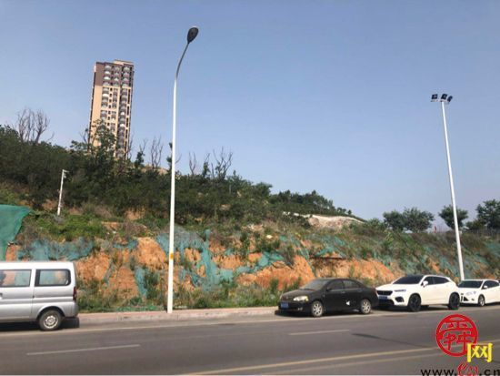 【啄木鸟在行动】济南市槐荫区白马山东路中段西侧渣土裸露防尘网覆盖不全