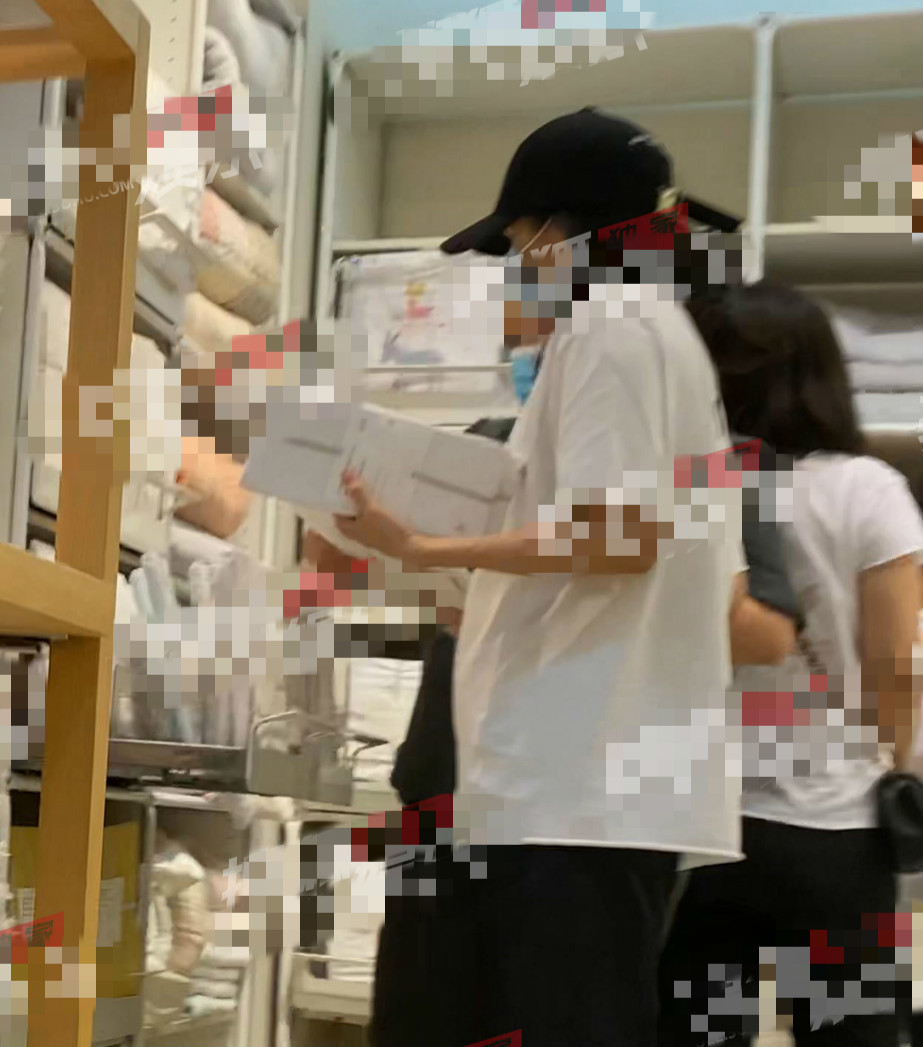 【三胎】章子怡疑怀三胎？ 带女儿醒醒逛街被拍 腹部隆起明显走路还扶腰