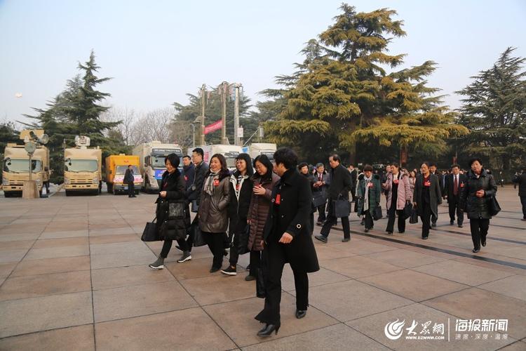 山东省十三届人大三次会议开幕 5G+VR省政府工作报告