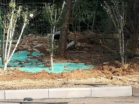 【啄木鸟在行动】章丘区创业路附近绿化带渣土堆积