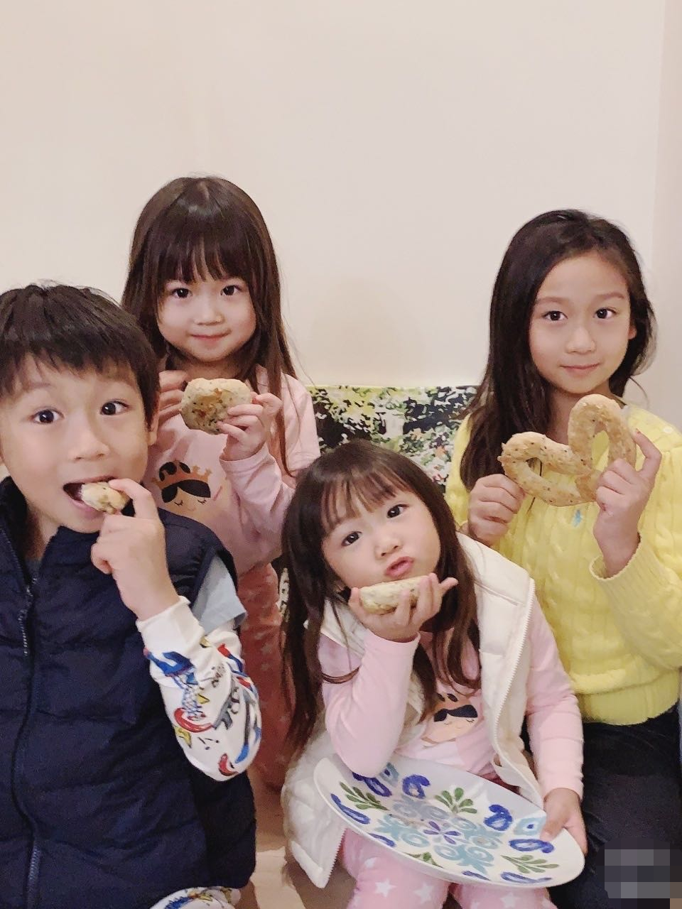 蒋丽莎|陈浩民一家祖孙八口同框，小16岁娇妻愿拼第5胎