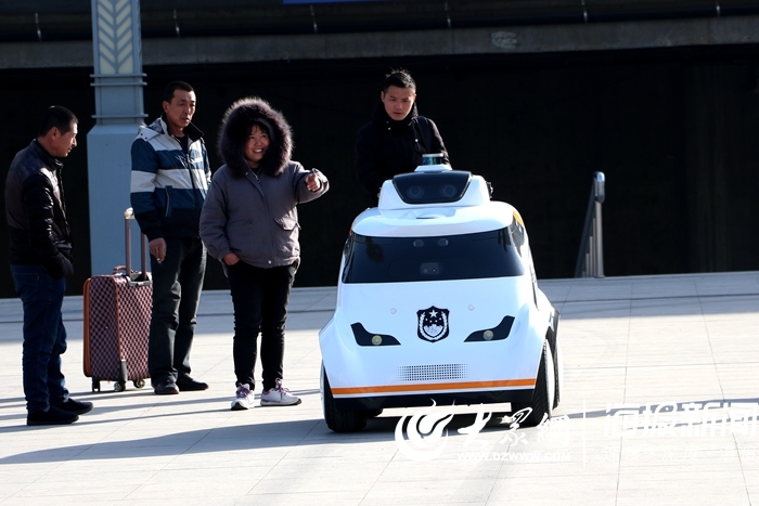 这就是山东丨全身9个摄像头 菏泽火车站广场无人警车上岗试用