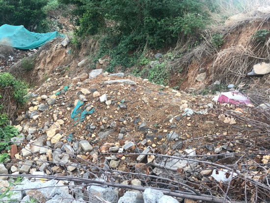 【啄木鸟在行动】凤鸣路“将山”公交站西侧有渣土裸露