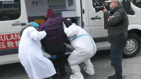 97岁新冠肺炎重症患者出院： 我这个年纪能战胜病毒其它人也可以！