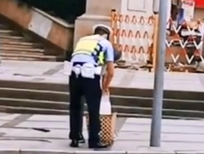出社会以后-挂机方案大爷过马路被交警揪着走是怎么回事？背后故事不测热心！ ...挂机论坛(3)