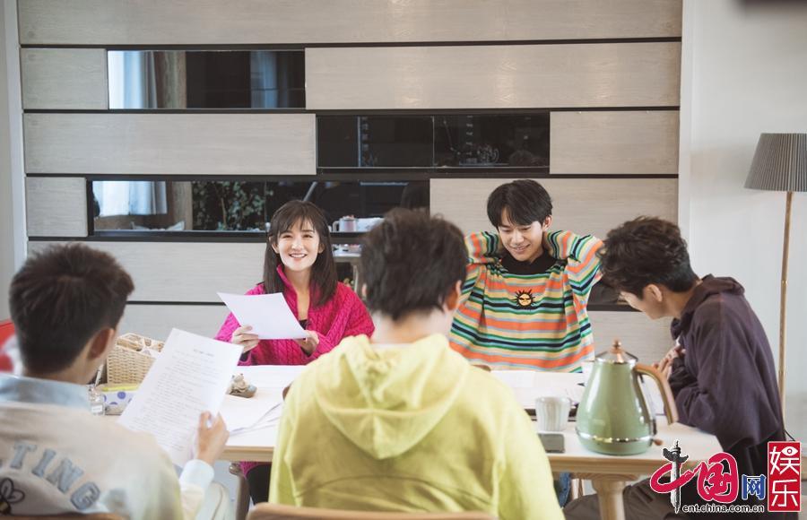 易烊千玺吹葫芦丝紧张跑调 配音《喜剧之王》笑点满满