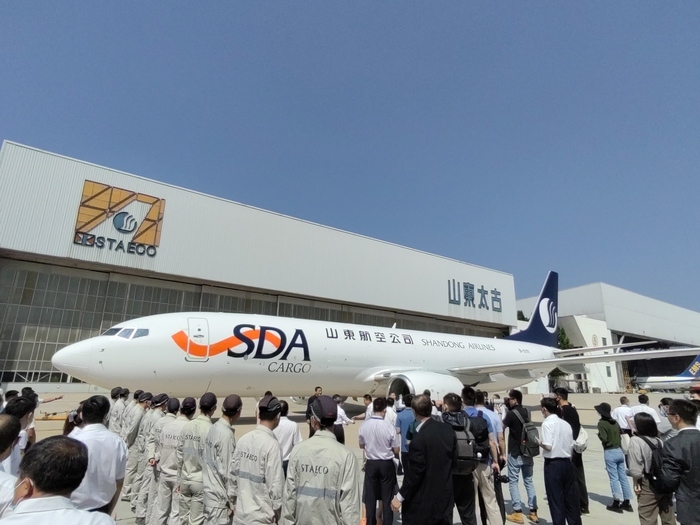 客货并举 山航首架B737-800全货机交付