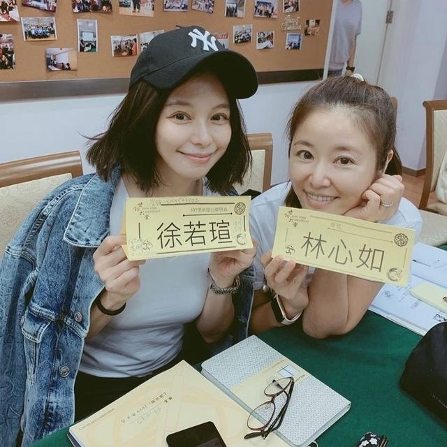 徐若瑄与“学妹”林心如素颜合影，40多岁清纯依旧
