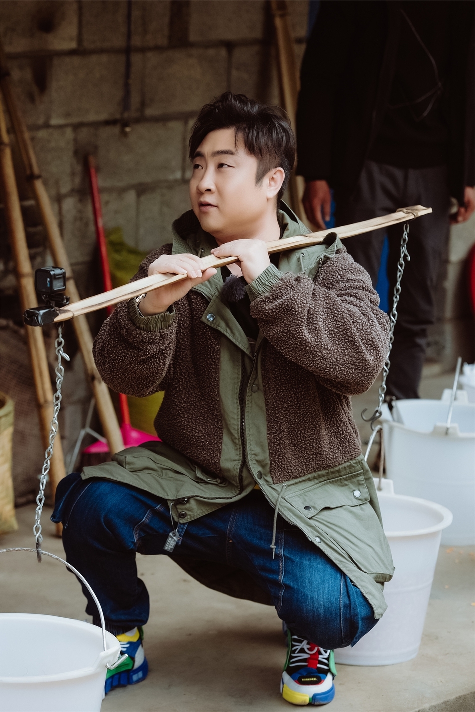 哈哈农夫变“挑夫” 王源贾乃亮挑百斤担走得踉跄