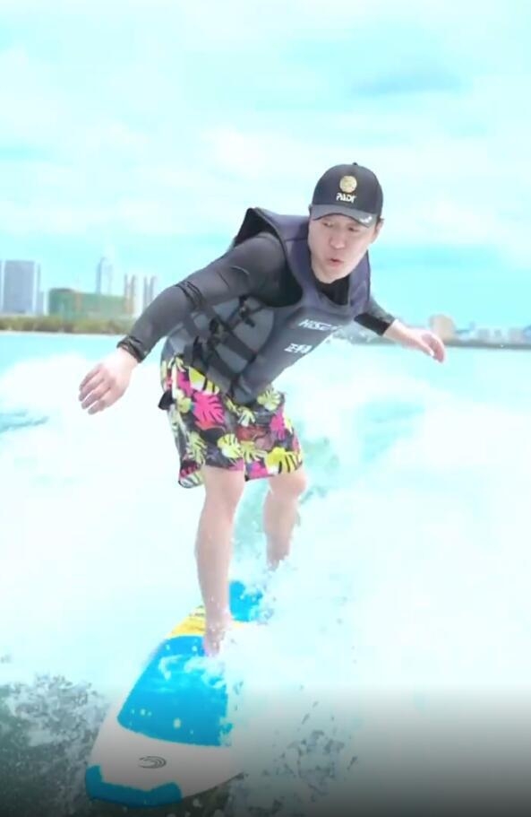 黄渤海边学冲浪心情好 赤脚与粉丝合影自然接地气