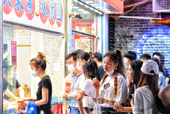 烟火气十足，夏夜宽厚里点亮夜经济