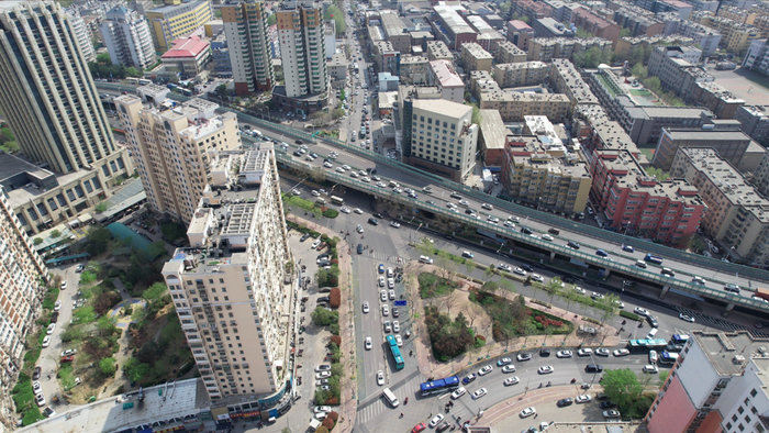受大明湖景区交通流量影响，少年路周边限时管控