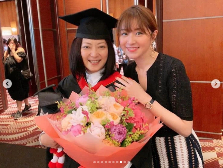 胡杏儿挺七月孕肚现身经纪人毕业礼 老公陪伴左右超紧张