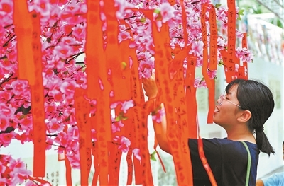 圆明园办“七夕巧市” 市民体验仿古游戏