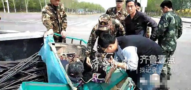 德州消防员归队途中偶遇车祸，第一时间下车救人！