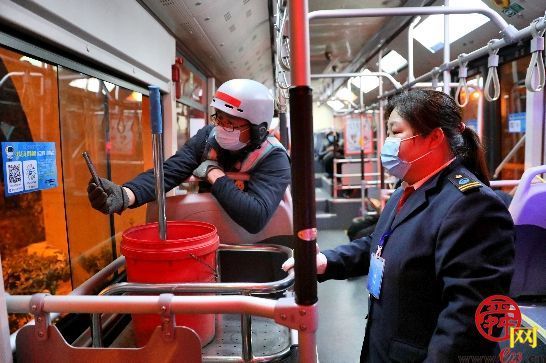 零点公交司机：日复一日 守望城市夜归人